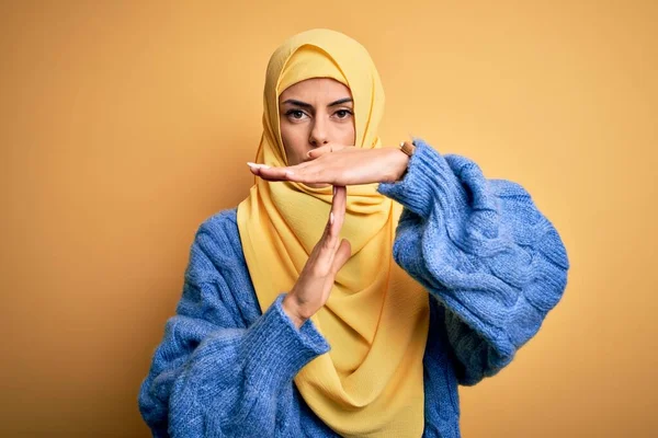 Young Beautiful Brunette Muslim Woman Wearing Arab Hijab Isolated Yellow — Stock Photo, Image