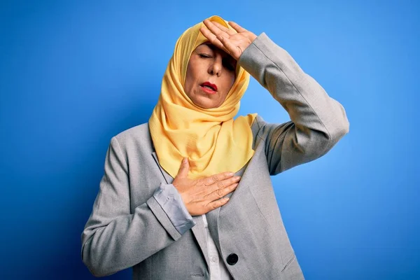 Medelålders Brunett Affärskvinna Bär Muslim Traditionell Hijab Över Blå Bakgrund — Stockfoto