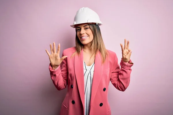 Jong Mooi Brunette Architect Vrouw Dragen Veiligheid Helm Roze Achtergrond — Stockfoto