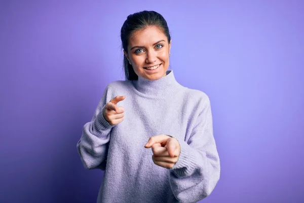 Jonge Mooie Vrouw Met Blauwe Ogen Met Casual Coltrui Roze — Stockfoto