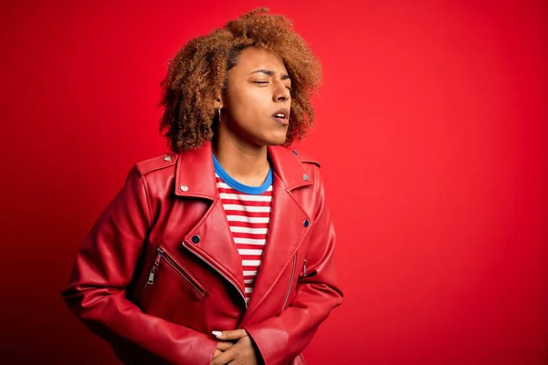 胃の上に手でカジュアルな赤いジャケットを着て巻き毛を持つ若い美しいアフリカ系アメリカ人アフロ女性は吐き気 痛みを伴う病気が体調を崩します アチェの概念 — ストック写真