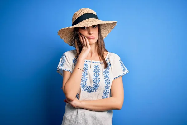 Jong Mooi Brunette Vrouw Dragen Casual Shirt Zomer Hoed Blauwe — Stockfoto