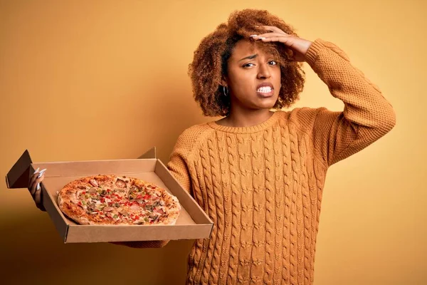 Saçları Kıvırcık Kıvırcık Kıvırcık Saçlı Başında Talyan Pizzası Olan Utancından — Stok fotoğraf