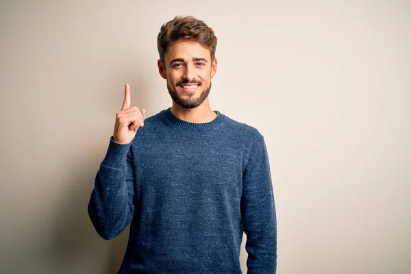 Jovem Homem Bonito Com Barba Vestindo Camisola Casual Sobre Fundo — Fotografia de Stock