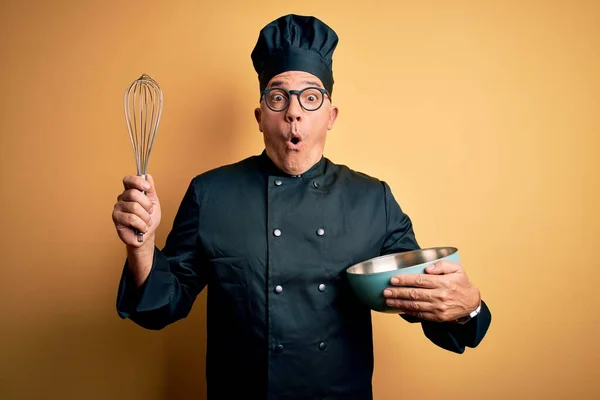 Hombre Guapo Cocinero Pelo Gris Mediana Edad Que Usa Uniforme —  Fotos de Stock