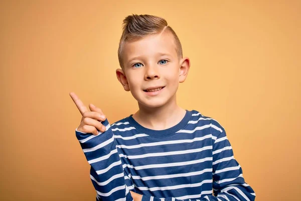 Kleines Kaukasisches Kind Mit Blauen Augen Nautisch Gestreiften Hemd Vor — Stockfoto