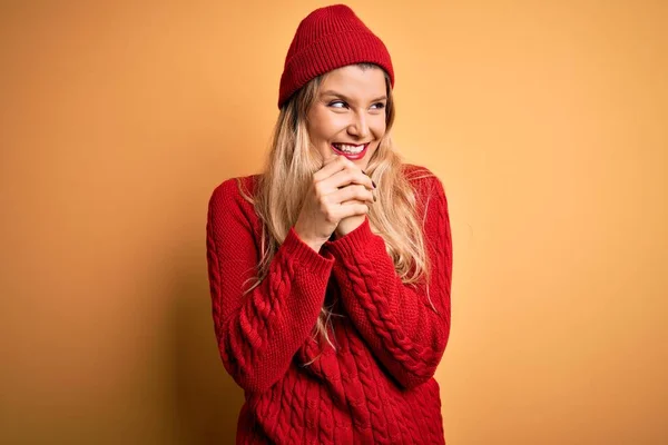 Joven Hermosa Mujer Rubia Con Suéter Casual Gorra Lana Sobre —  Fotos de Stock