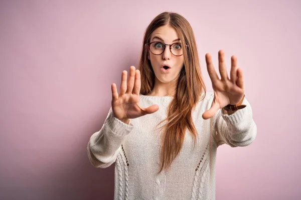 Jonge Mooie Roodharige Vrouw Dragen Casual Trui Bril Roze Achtergrond — Stockfoto