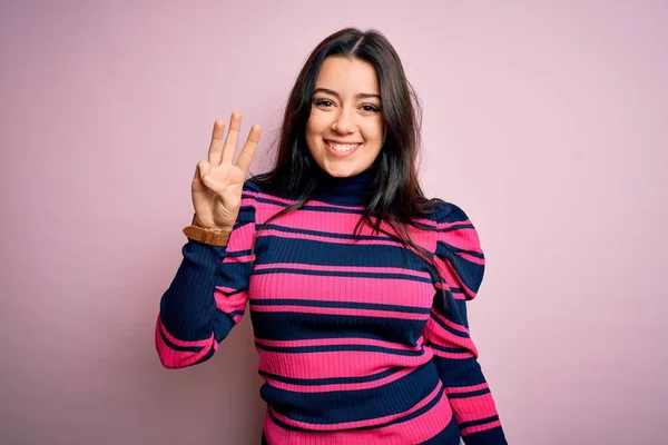 Junge Brünette Elegante Frau Trägt Gestreiftes Hemd Über Rosa Isoliertem — Stockfoto