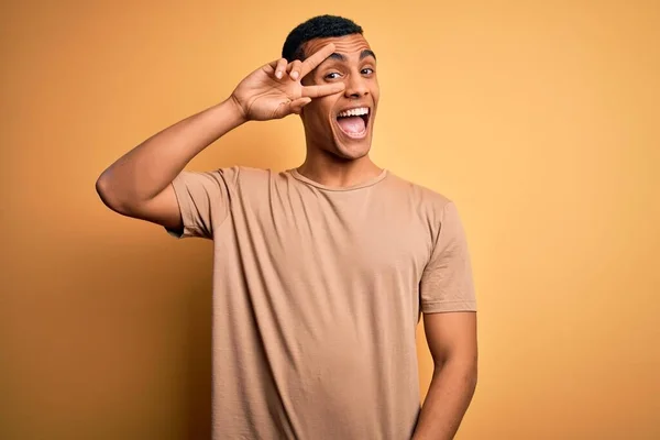 Junger Gutaussehender Afrikanisch Amerikanischer Mann Lässigem Shirt Vor Gelbem Hintergrund — Stockfoto