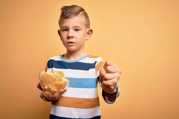 Jeune Enfant Caucasien Manger Des Chips Pommes Terre Unheatlhy Chips — Photo