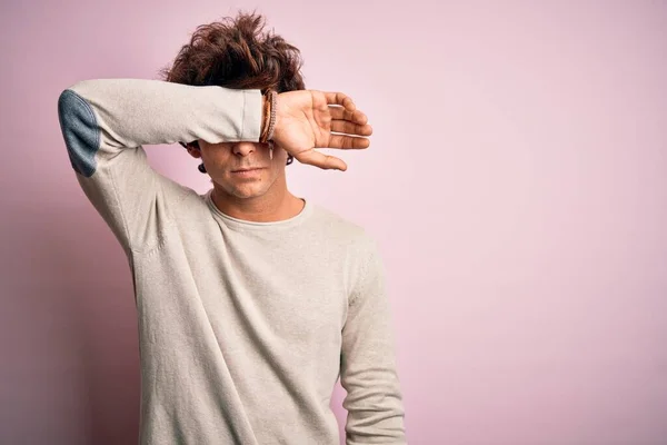 Joven Hombre Guapo Con Camiseta Casual Pie Sobre Fondo Rosa —  Fotos de Stock