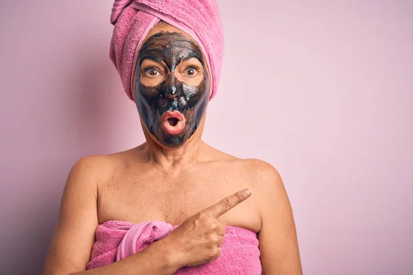 Mujer Morena Mediana Edad Con Máscara Belleza Negra Sobre Fondo — Foto de Stock