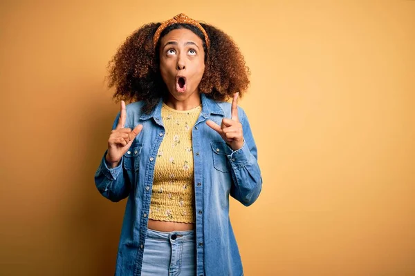 Hermoso Afroamericano Con Pelo Afro Pie Sobre Fondo Aislado Amarillo — Foto de Stock