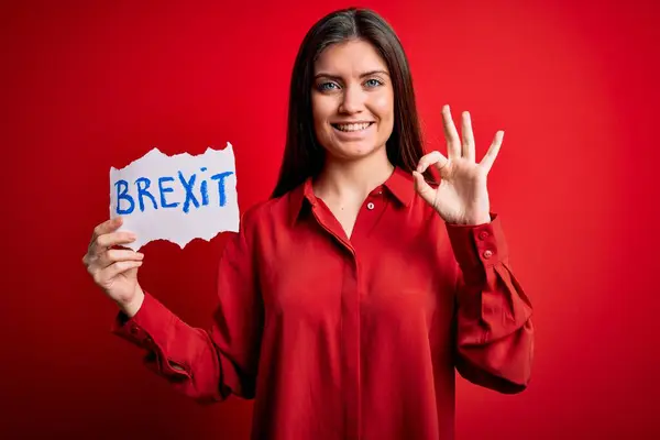 Fiatal Gyönyörű Kék Szemekkel Tartó Papír Brexit Üzenet Felett Piros — Stock Fotó