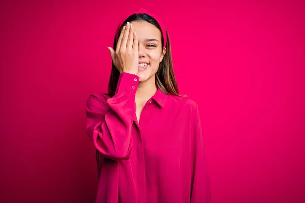 Genç Güzel Esmer Günlük Gömlek Giyen Pembe Arka Planda Duran — Stok fotoğraf