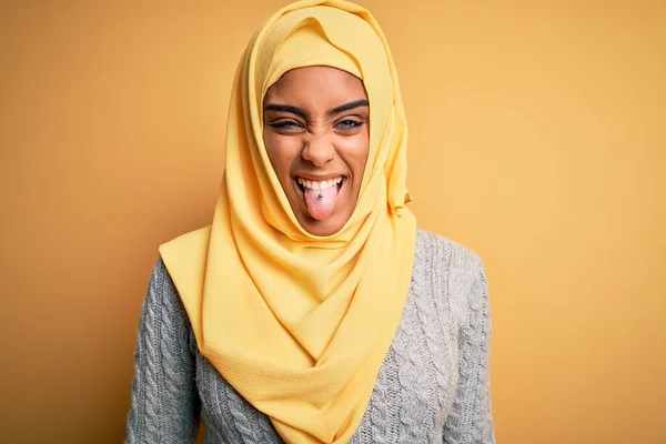 Νεαρή Όμορφη Αφροαμερικανή Που Φοράει Μουσουλμανική Μαντίλα Πάνω Από Απομονωμένο — Φωτογραφία Αρχείου