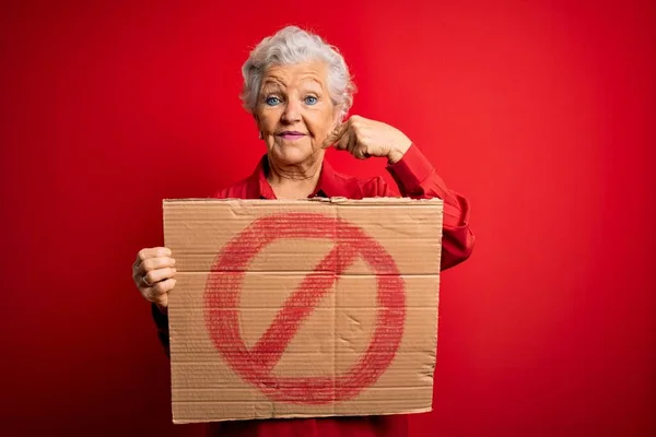 Senior Hermosa Mujer Pelo Gris Sosteniendo Pancarta Con Señal Prohibida —  Fotos de Stock