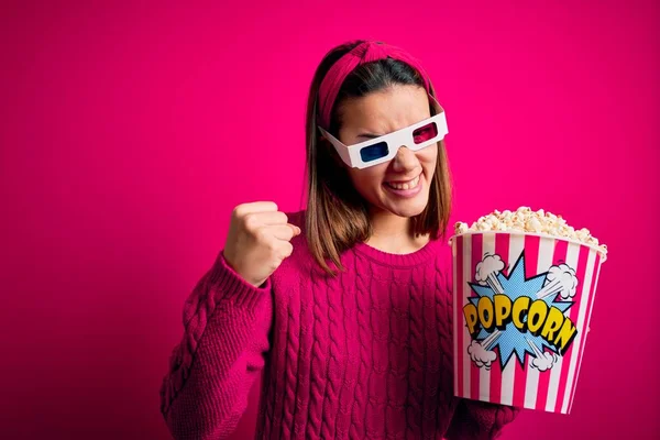 Giovane Bella Ragazza Guardando Film Utilizzando Occhiali Mangiare Scatola Con — Foto Stock