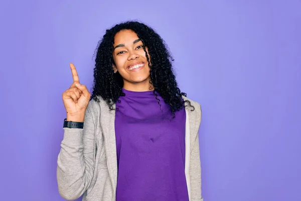 Jovem Afro Americana Desportiva Mulher Vestindo Camisola Casual Sobre Fundo — Fotografia de Stock