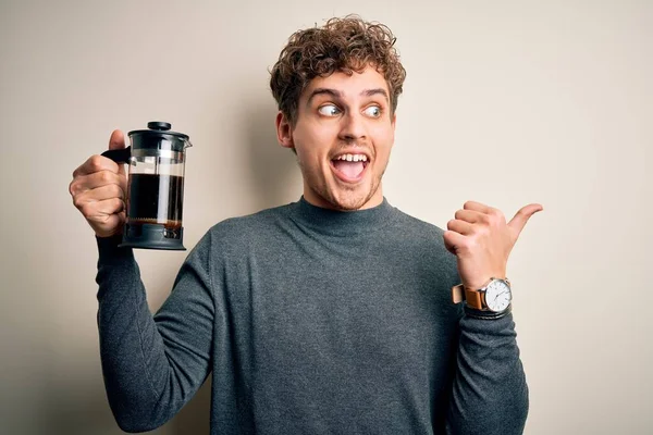 Jovem Loiro Com Cabelos Cacheados Fazendo Café Usando Cafeteira Sobre — Fotografia de Stock