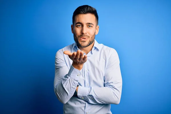 Jeune Bel Homme Portant Chemise Élégante Debout Sur Fond Bleu — Photo