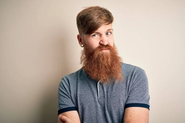 Bello Irlandese Rossa Uomo Con Barba Braccio Tatuaggio Piedi Sfondo — Foto Stock