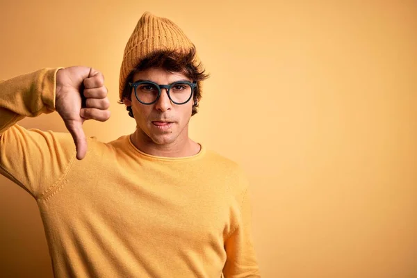 Homem Bonito Jovem Vestindo Shirt Casual Óculos Sobre Fundo Amarelo — Fotografia de Stock