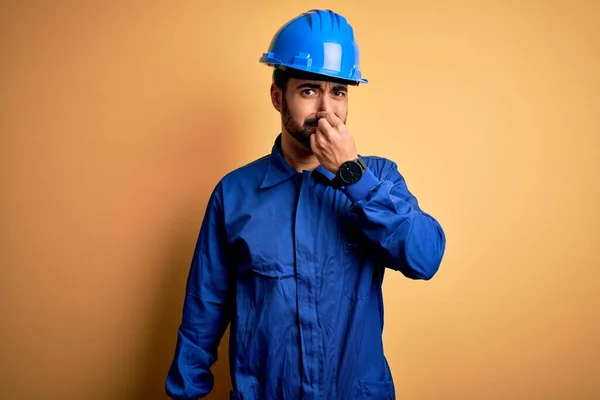 Mechaniker Mit Bart Blauer Uniform Und Schutzhelm Über Gelbem Hintergrund — Stockfoto