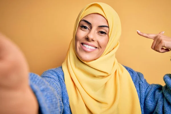 Young Beautiful Brunette Arab Woman Wearing Islamic Hijab Make Selfie — Stock Photo, Image