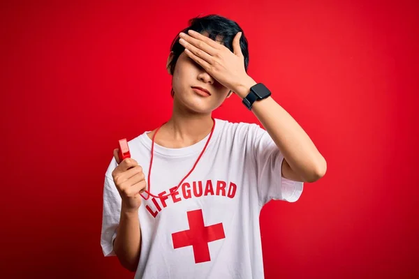 Jovem Bonita Menina Salva Vidas Asiática Vestindo Shirt Com Cruz — Fotografia de Stock