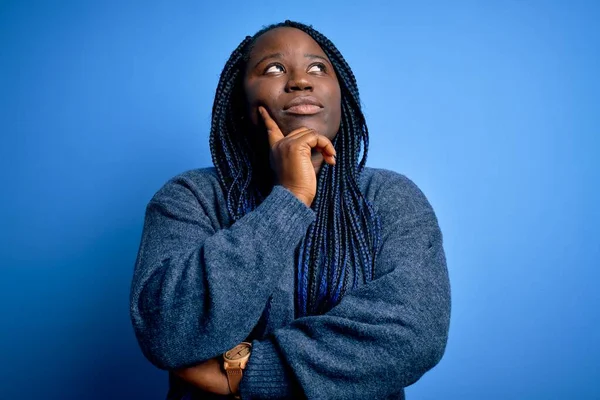 Mujer Afroamericana Talla Grande Con Trenzas Que Usan Suéter Casual —  Fotos de Stock