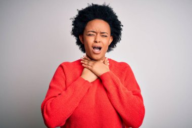 Kıvırcık saçlı, kırmızı kazaklı, güzel Afro-Amerikan kadın boğularak öldüğü için bağırıyor. Sağlık problemi. Boğulma ve intihar konsepti.