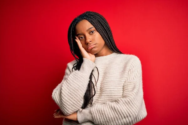 若いですアフリカ系アメリカ人女性身に着けていますカジュアル冬のセーター以上赤隔離された背景考え方疲れていると退屈でうつ病問題とともに交差腕 — ストック写真