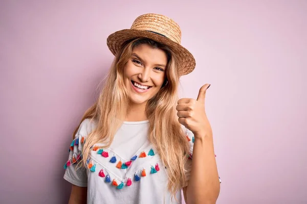 Giovane Bella Donna Bionda Che Indossa Shirt Cappello Sfondo Rosa — Foto Stock