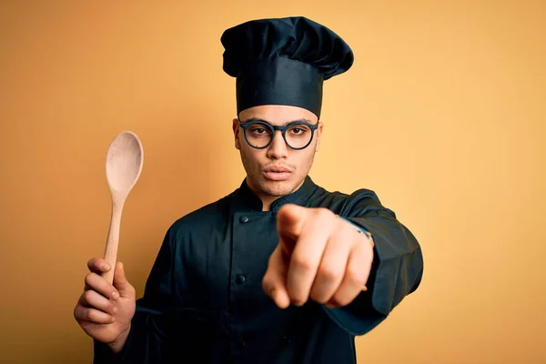 Joven Chef Brasileño Con Uniforme Cocina Sombrero Sosteniendo Cuchara Madera —  Fotos de Stock