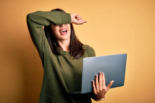 Νεαρή Μελαχρινή Γυναίκα Μπλε Μάτια Που Εργάζονται Χρησιμοποιώντας Φορητό Υπολογιστή — Φωτογραφία Αρχείου