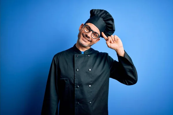 Joven Chef Guapo Con Uniforme Cocina Sombrero Sobre Fondo Azul —  Fotos de Stock