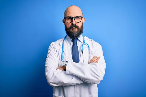 Guapo Doctor Calvo Con Barba Usando Gafas Estetoscopio Sobre Fondo — Foto de Stock