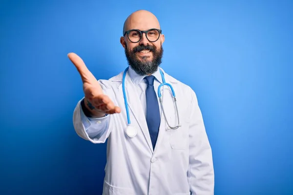 Bonito Homem Médico Careca Com Barba Vestindo Óculos Estetoscópio Sobre — Fotografia de Stock