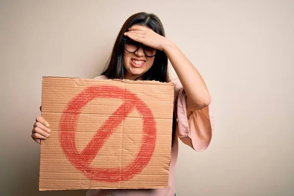 Mujer Morena Joven Sosteniendo Pancarta Protesta Con Símbolo Prohibido Sobre —  Fotos de Stock