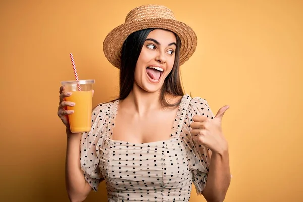 Junge Schöne Brünette Frau Urlaub Trägt Sommermütze Trinkt Orangensaft Und — Stockfoto