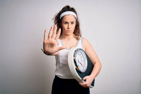 Jeune Belle Femme Avec Les Cheveux Bouclés Tenant Machine Pesage — Photo