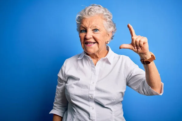 Senior Hermosa Mujer Con Camisa Elegante Pie Sobre Fondo Azul —  Fotos de Stock