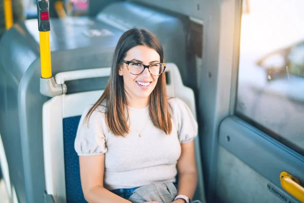 Joven Hermosa Mujer Sonriendo Feliz Confiado Sentado Con Sonrisa Cara — Foto de Stock