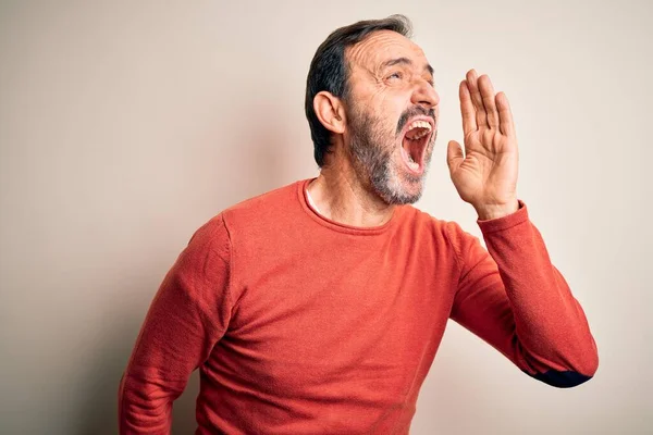 Medelålders Hoary Man Bär Casual Orange Tröja Stående Över Isolerade — Stockfoto