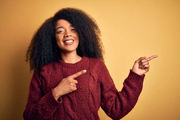 Mladá Krásná Africká Americká Žena Afro Vlasy Stojící Nad Žluté — Stock fotografie