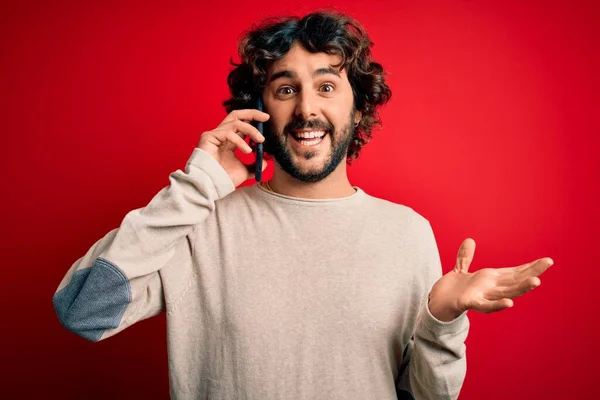 Pohledný Muž Vousy Konverzace Mluví Smartphonu Přes Červené Pozadí Velmi — Stock fotografie