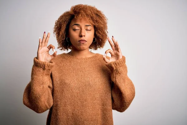 Jovem Mulher Afro Afro Afro Afro Bonita Afro Com Cabelo — Fotografia de Stock