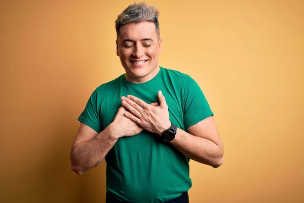 Homem Moderno Bonito Jovem Vestindo Casual Camiseta Verde Sobre Fundo — Fotografia de Stock